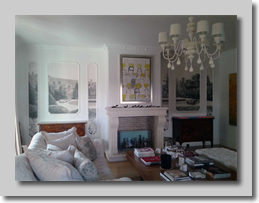 Άποψη σαλονιού με σκαλιστό γύψινο περιμετρικά του χώρου