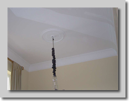 Διακόσμηση της οροφής με γύψινη ροζέτα