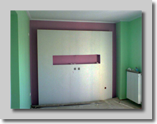 Μερική επένδυση τοίχου με γυψοσανίδα και κρυφό φωτισμό στις ακμές του 