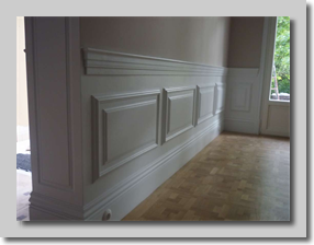 Γύψινο πασαμέντο και σοφατεπί και παραλληλόγραμοι γύψινοι ταμπλάδες ανάμεσά τους