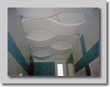 Κυματοειδής ψευδοροφή με κρυφό φωτισμό στο τελείωμα των κυμάτων.