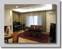 Κρυφός φωτισμός απο γυψοσανίδα περιμετρικά του χώρου.