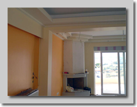 Κρυφός φωτισμός απο γυψοσανίδα περιμετρικά του χώρου του καθιστικού