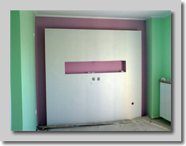 Μερική επένδυση τοίχου με γυψοσανίδα και κρυφό φωτισμό στο τελείωμα της κατασκευής