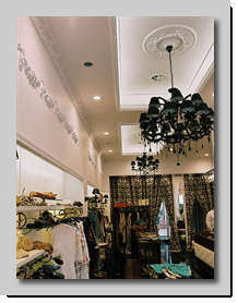 Ψευδοροφή με γυψοσανίδα και κρυφό φωτισμό, διακοσμημένα με σκαλιστά γύψινα 