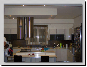 Ψευδοροφή με γυψοσανίδα για την απόκρυψη κρεμαστού απορροφητήρα.