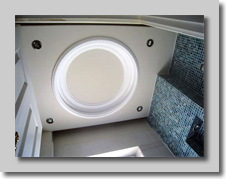 Ψευδοροφή γυψοσανίδας με στρογγυλή εσοχή και γύψινη κορνίζα