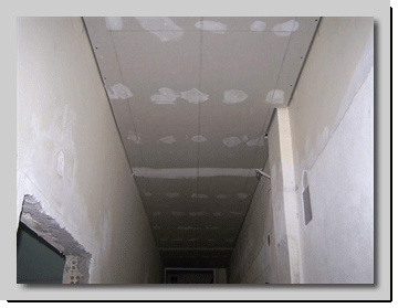 ψευδοροφή απο γυψοσανίδα έτοιμη προς αρμολόγηση