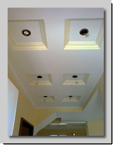 Ψευδοροφή γυψοσανίδας με γύψινα φατνώματα  κατα μήκος αυτής