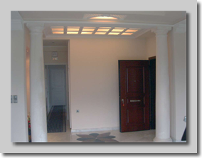 Ψευδοροφή γυψοσανίδας με προσθετα γύψινα φατνώματα