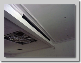 Ψευδοροφή γυψοσανίδας με προσθετα γύψινα σπότ και σκαλιστό γύψινο.